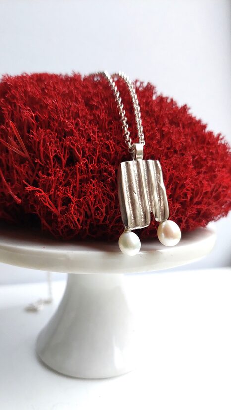 Sudraba kulons ar divām saldūdens pērlēm "Līdzsvars"